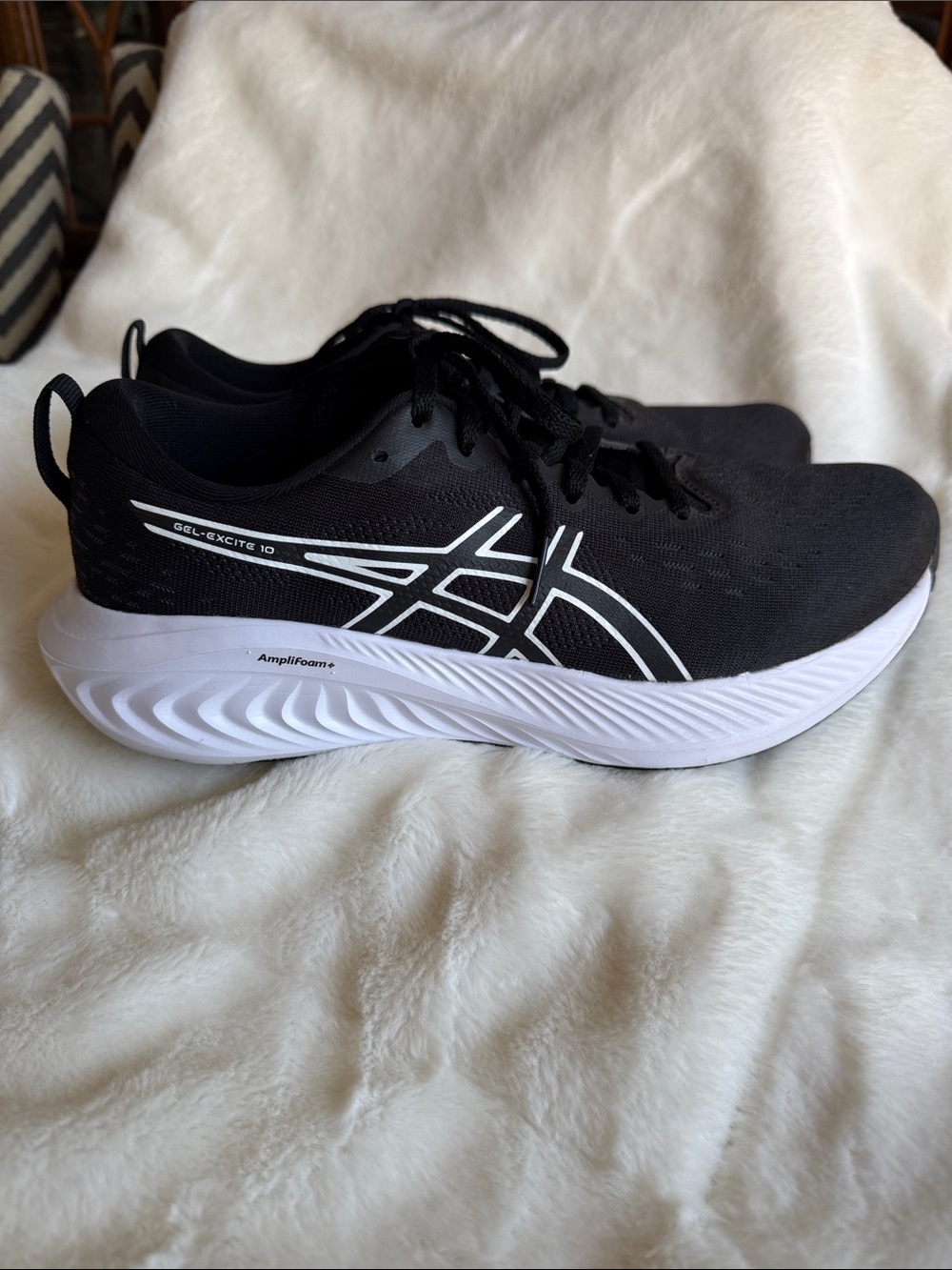ASICS Gel-Excite 10 Size 9.5 Black and White 🖤